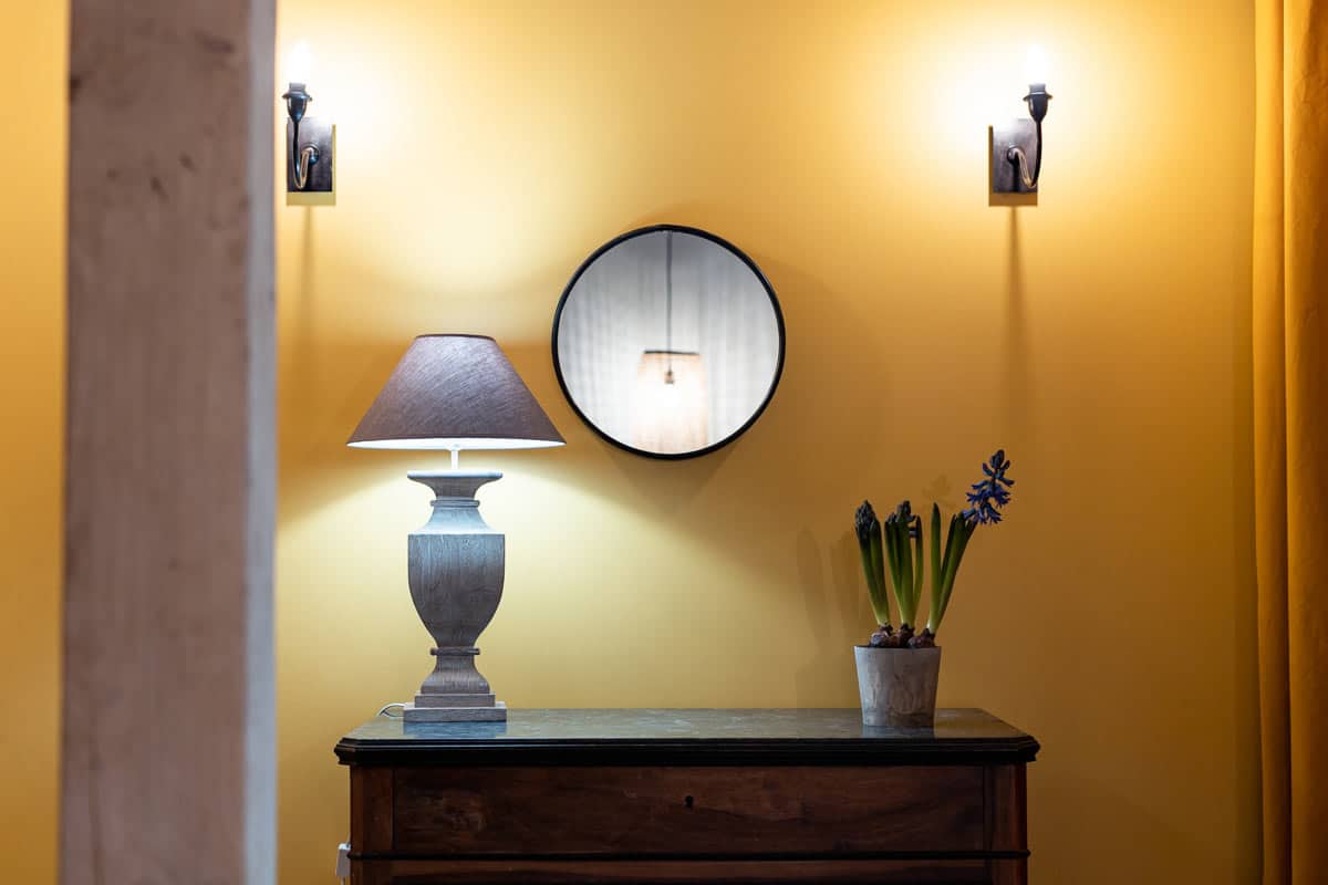 miroir dans une chambre
