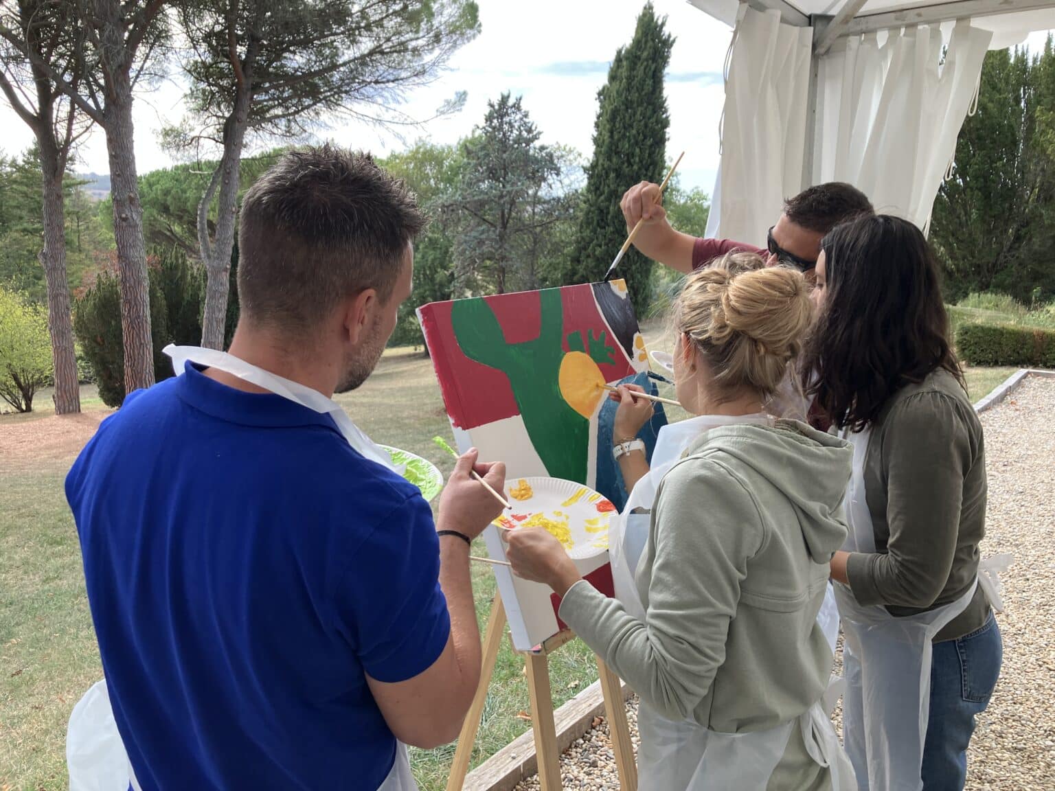 Atelier peinture en équipe teambulding au Domaine de Gailhaguet
