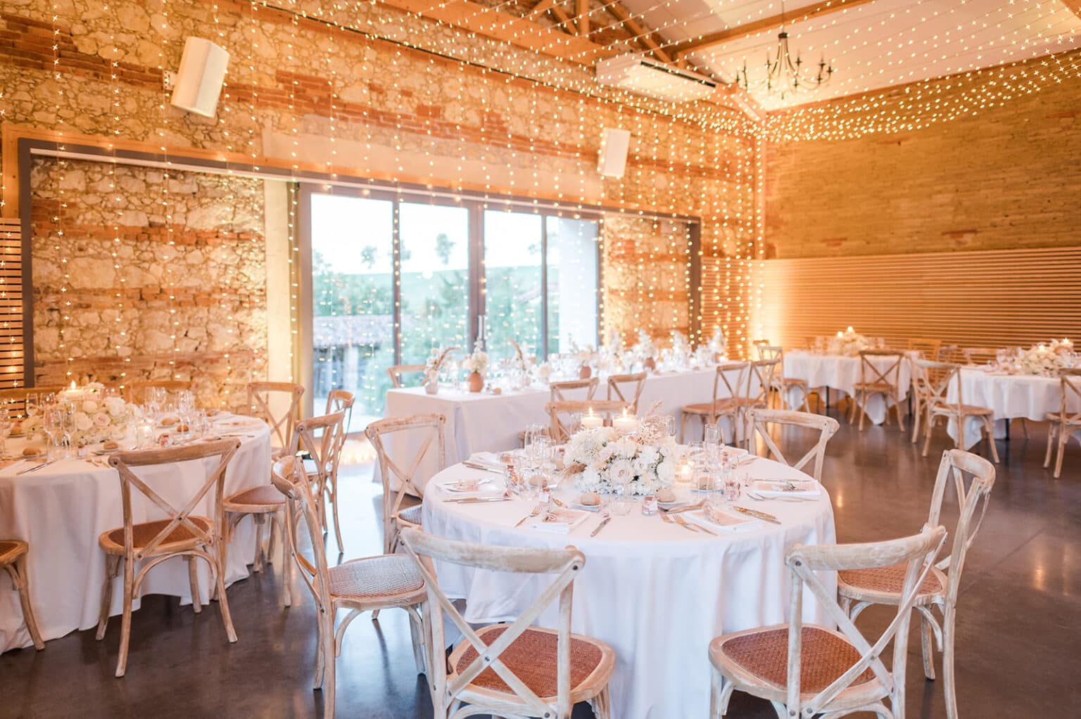 Salle le Grand Ségur lors d'un mariage avec tables rondes au Domaine de Gailhaguet proche de Toulouse