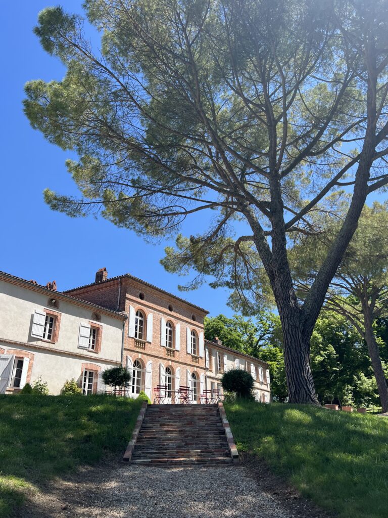 BĂątisse du Domaine de Gailhaguet au printemps