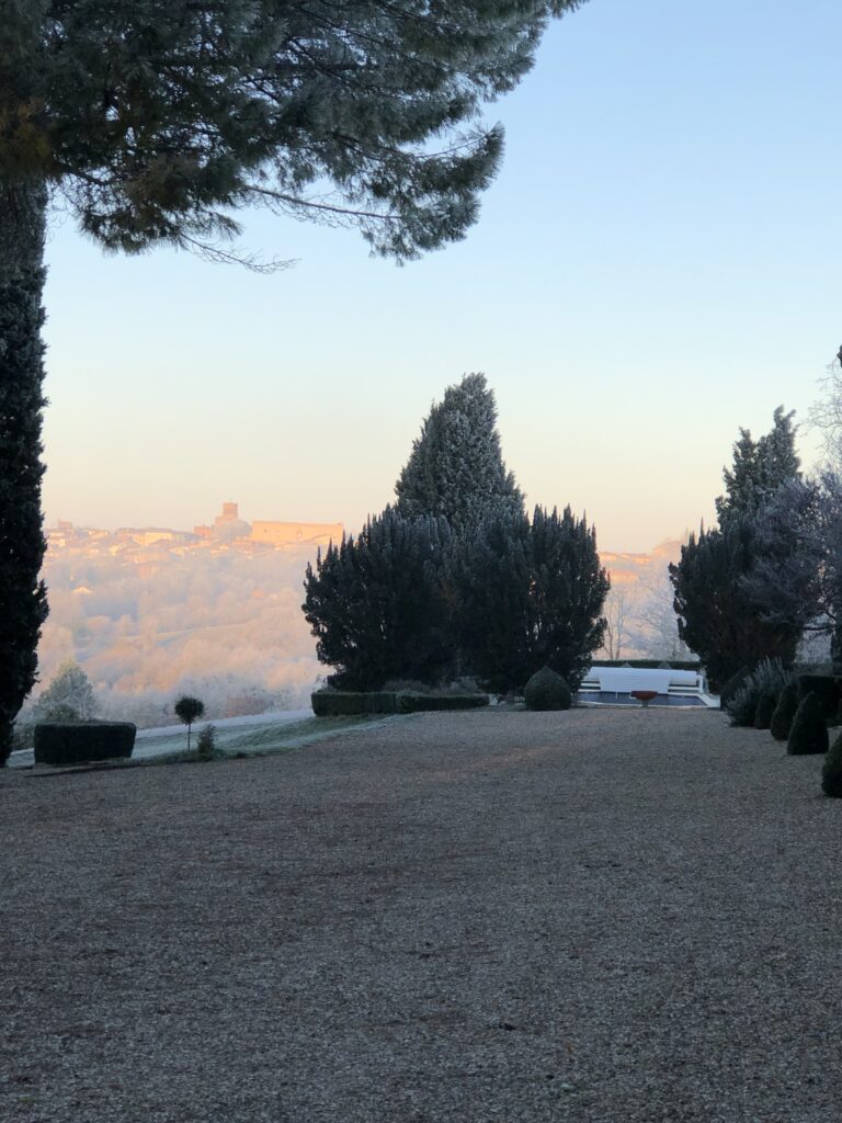 Verfeil dans le brouillard un jour d'hiver au Domaine de Gailhaguet