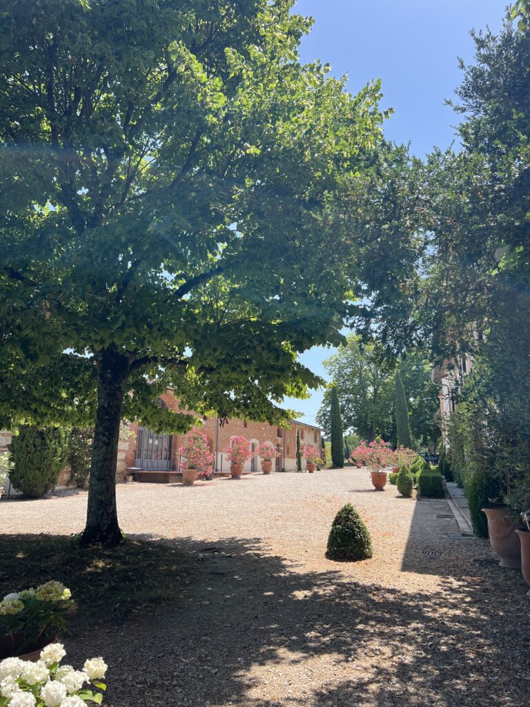 Bâtisse du Domaine de Gailhaguet en été