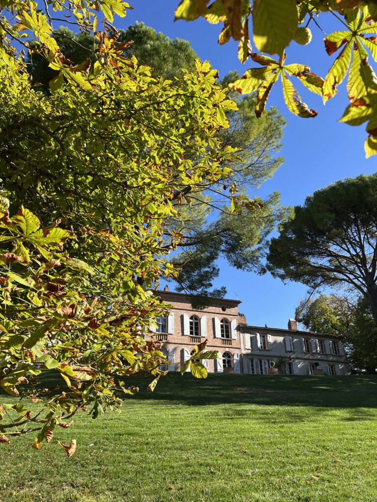 BĂątisse du Domaine de Gailhaguet en automne
