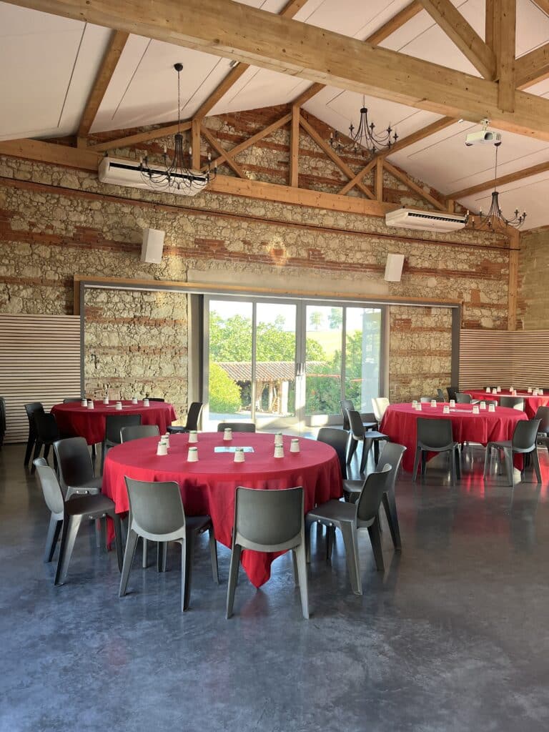 Séminaire agencement des tables en rond dans la salle le Grand Ségur au Domaine de Gailhaguet