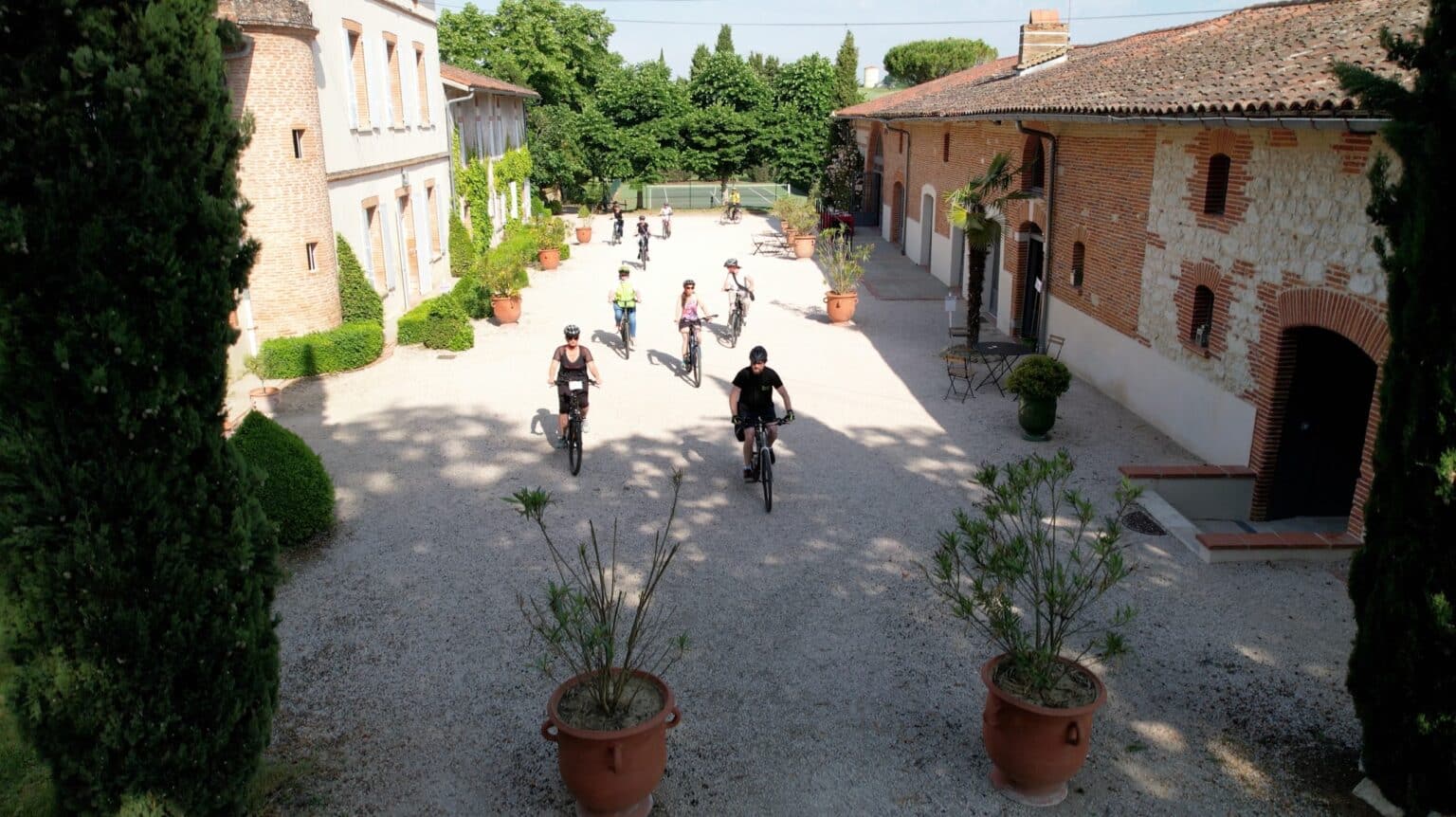 Groupe de personnes à vélo dans la cour d’un domaine événementiel