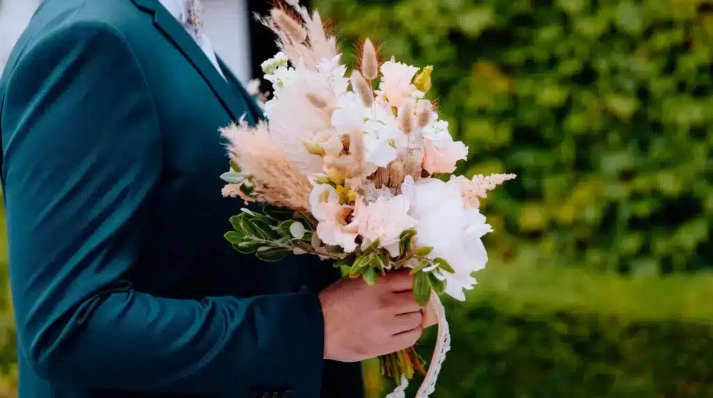 Idée demande en mariage romantique avec bouquet dans un domaine près de Toulouse