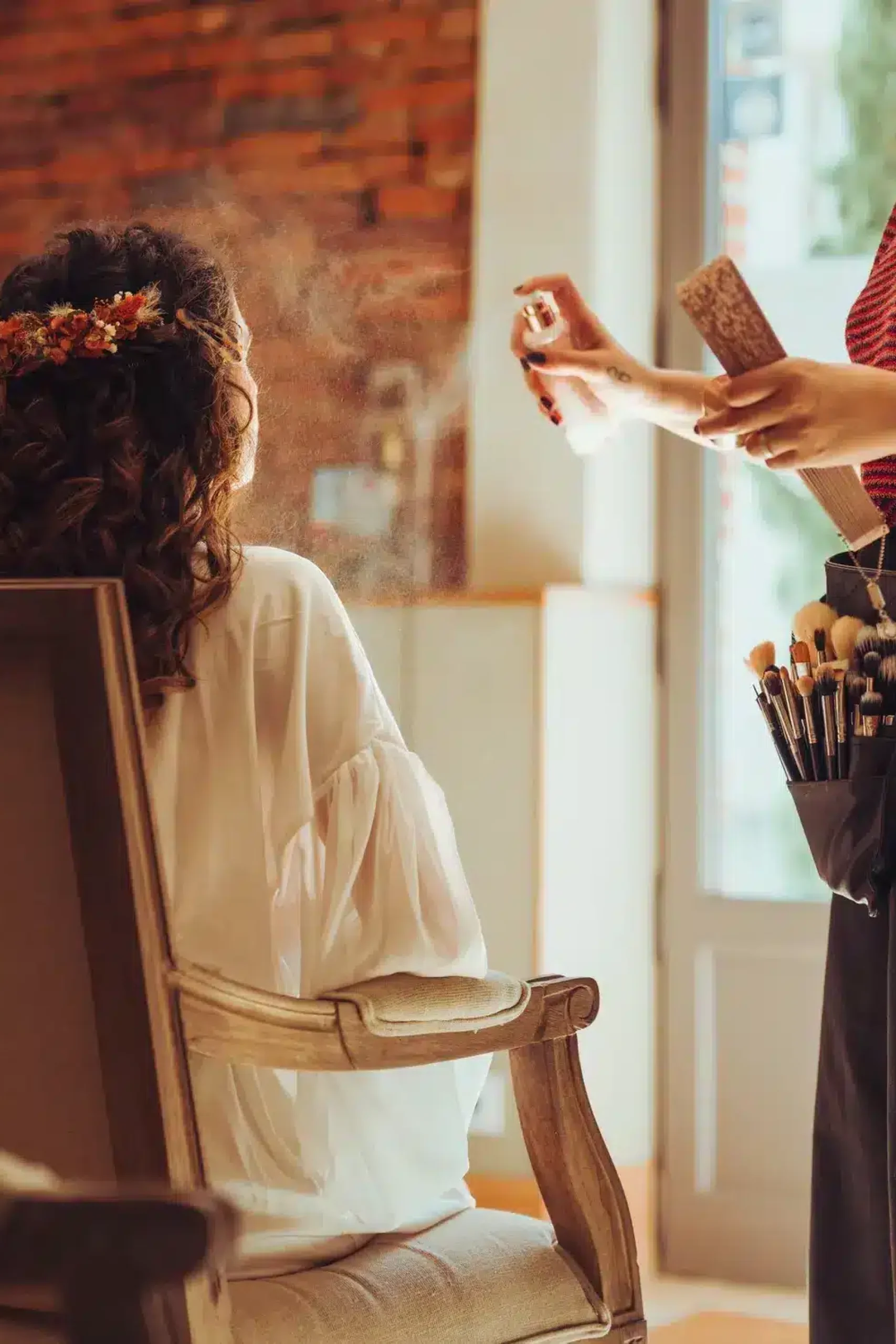 préparatif de la mariée dans le salon d'hôtes