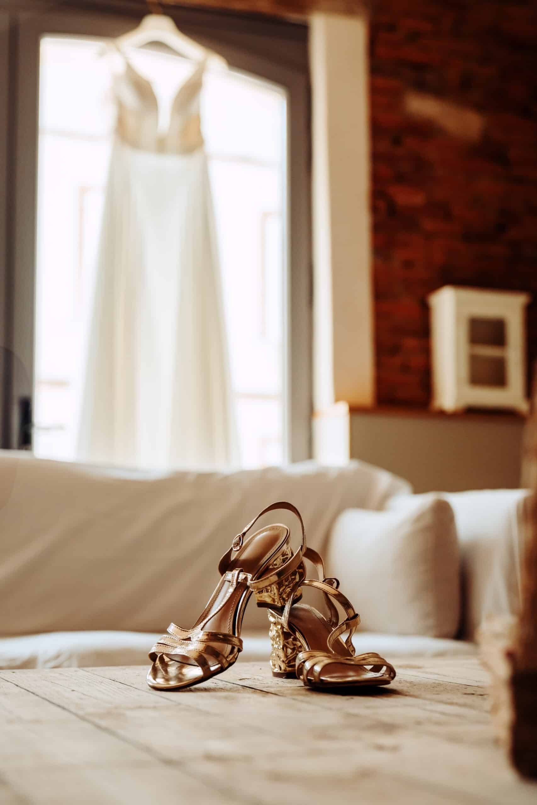 détails de robe et de chaussure de la mariée