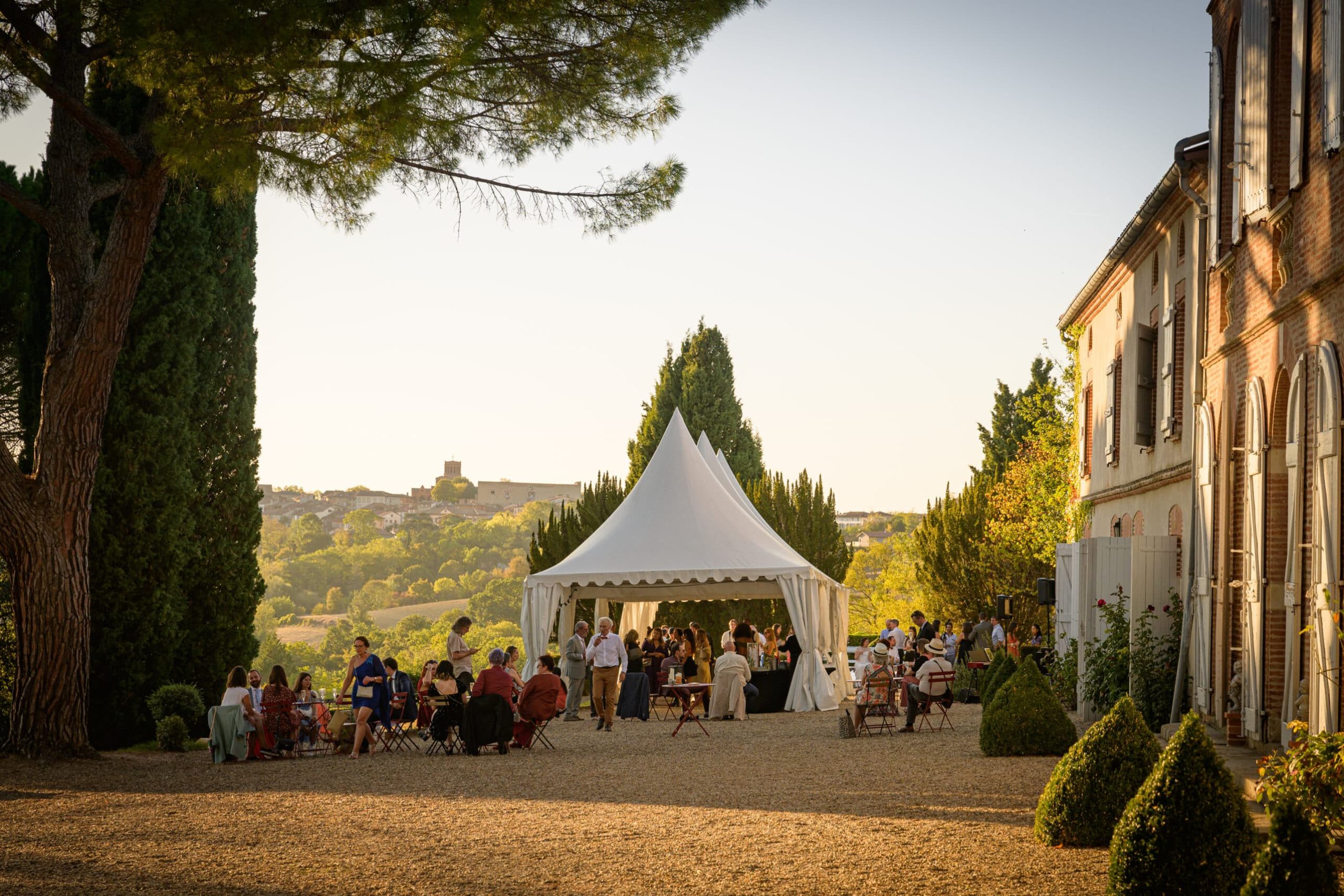 Cocktail vin d'honneur mariage sur la terrasse du Domaine de Gailhaguet vue sur Verfeil
