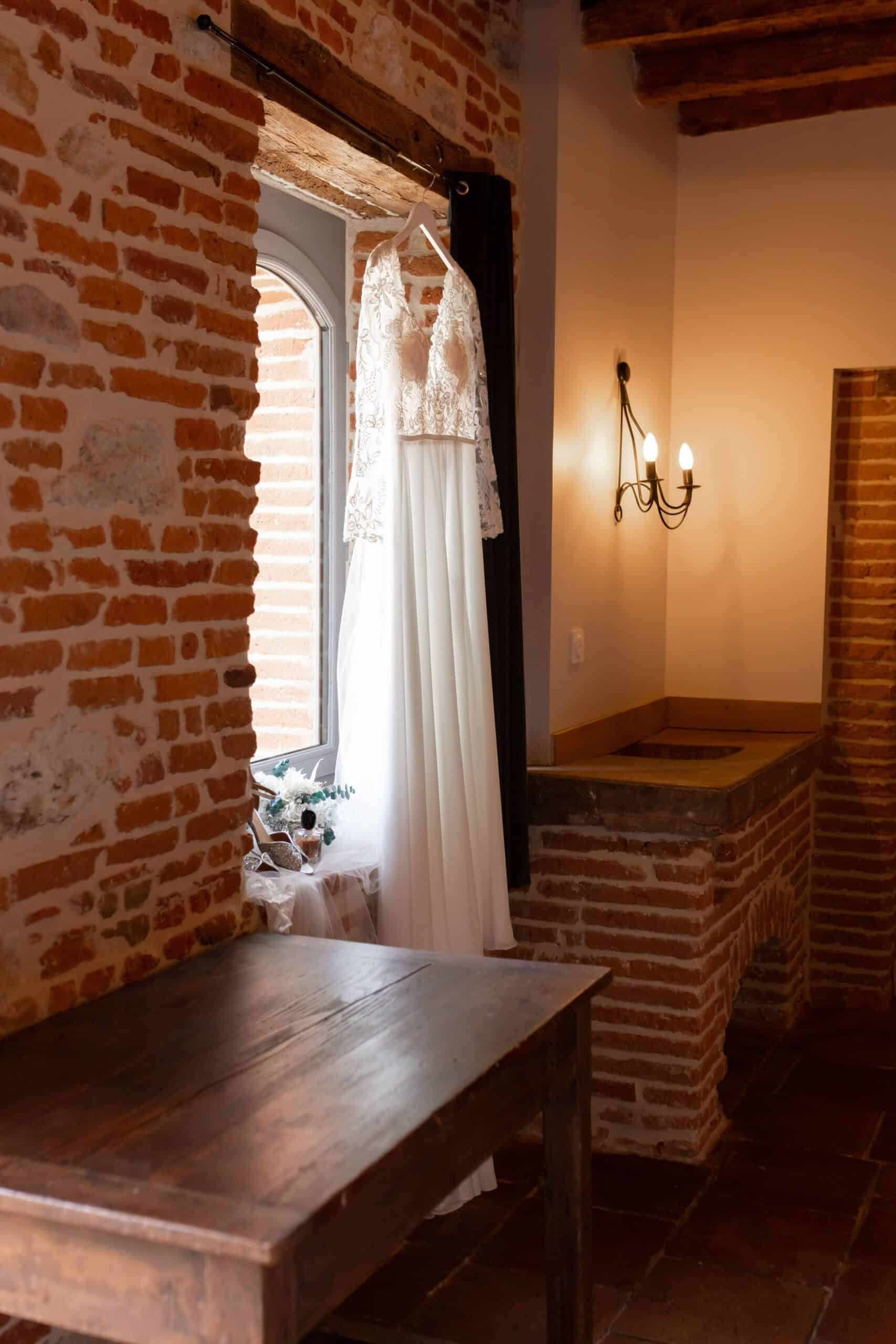 Robe de la mariée dans la chambre